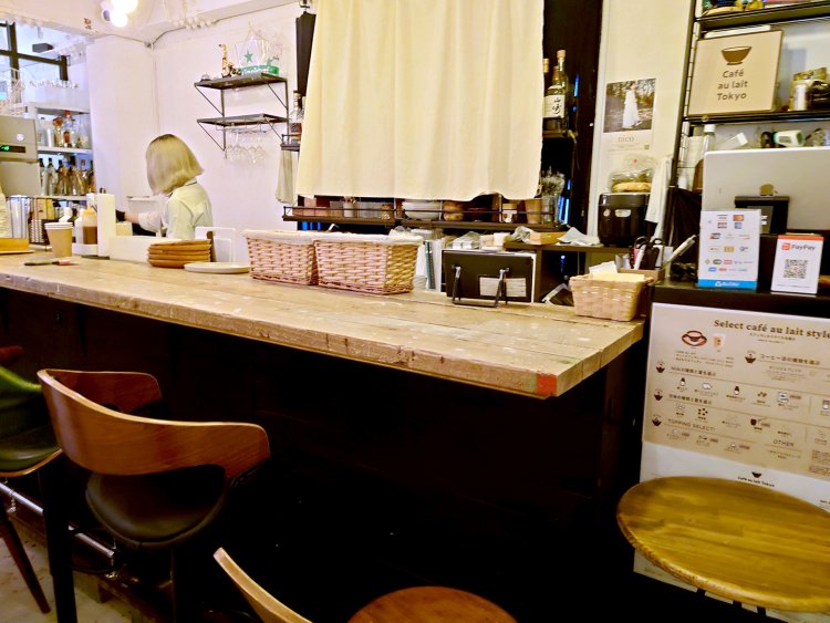 扉を開けるとカウンター6席？　テーブル席がよければ、そのまま奥へ進んで。