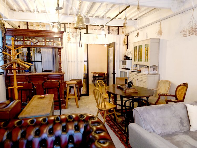 ゴシック調バーカウンターやクラシック家具など、さまざまな様式のインテリアが調和した店内。