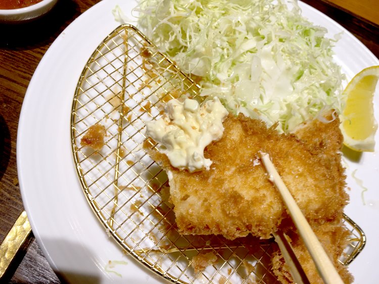 チキンカツはタルタルソースでいただく。化学調味料を使用していないので、自然な味わいとまろやかさがある。
