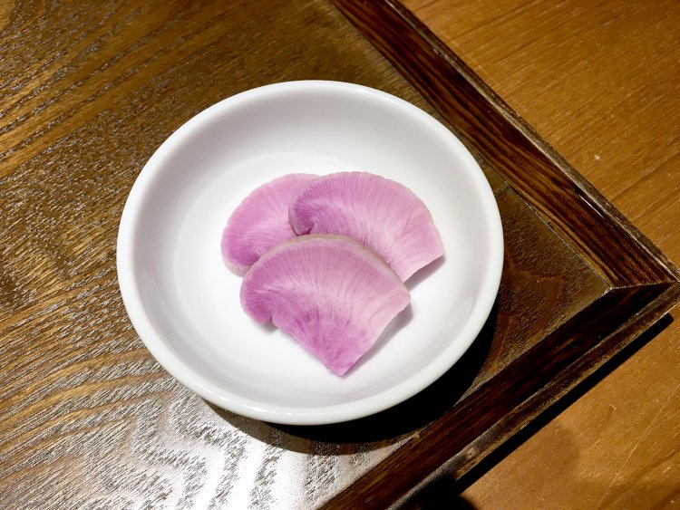 香のものは季節によって変わる。この日は大根の紫蘇漬け。京都の名店川勝總本家から取り寄せている。