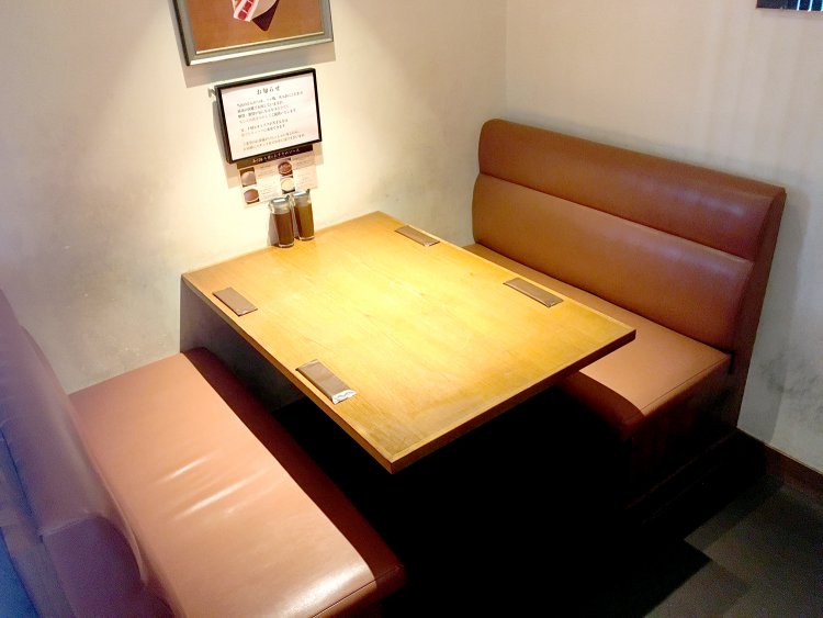 入って左側には4人掛けのテーブル席がある。家族連れやグループ用にぴったり。