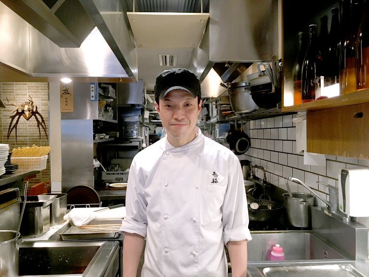 店長の丸山卓也さん。シンガポールにあるヤザワミートのグリル料理店に勤めた海外経験もある。