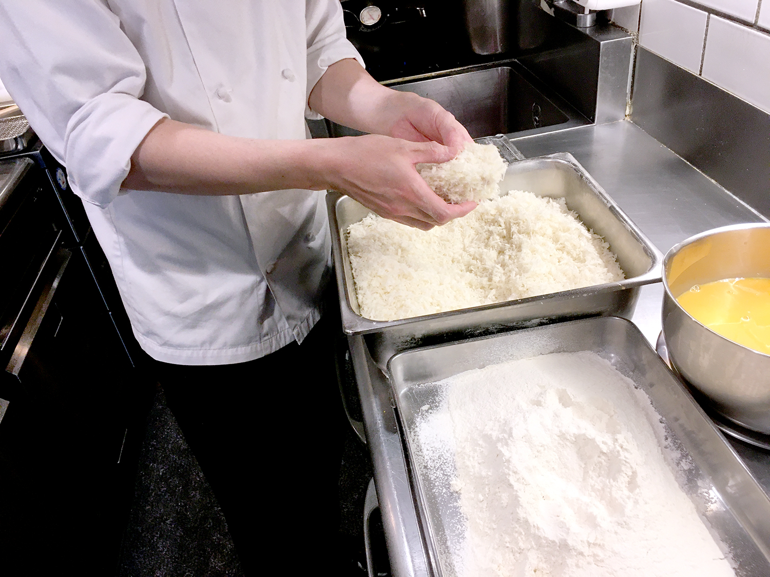 揚げ物用パン粉の専門店である中屋パン粉から厳選したパン粉を取り寄せている。風味があってふわっと感のある高級パン粉だ。