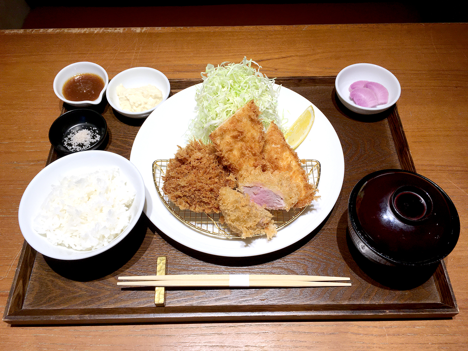 ランチメニューで人気No.1の肉ミックス2400円。チキンカツ・上ヒレ・和牛メンチの定食だ。