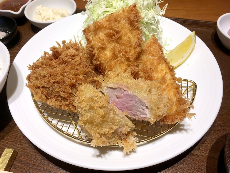 揚げる時間と温度の違う揚げ物3点がそれぞれ同時に最高のタイミングで出される。感動的な光景だ！