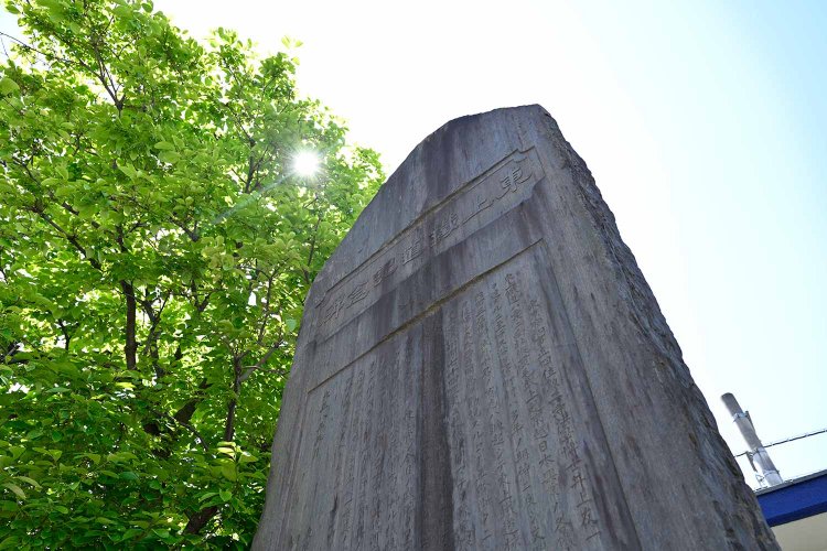 下板橋駅そばにそびえ立つ東上鉄道記念碑。東武東上線の前身・東上鉄道について記される。