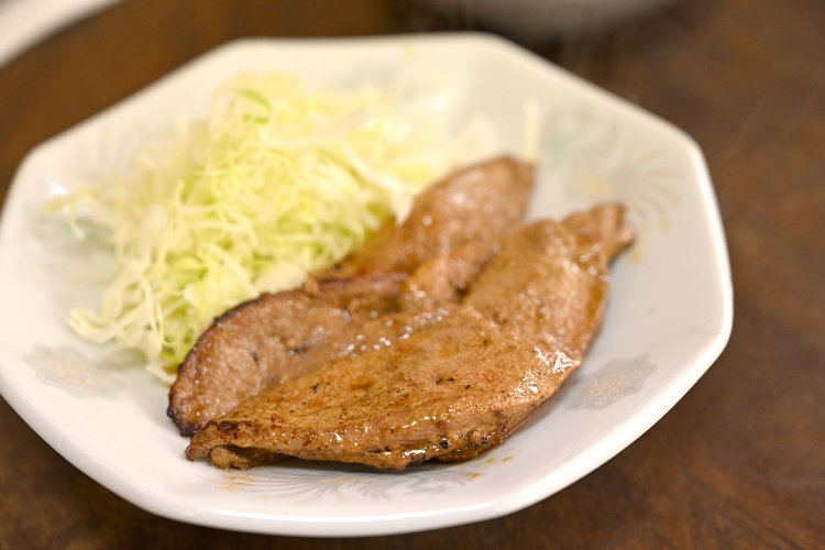 大きくて食べ応えのある豚レバー550円は親方の定番メニュー。