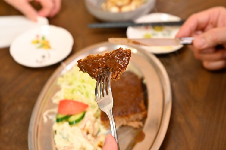 メンチカツ750円はハンバーグのようにデミグラスソースがかかる。