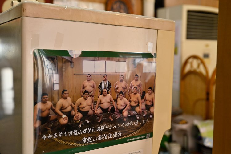 店内に貼られる常盤山部屋後援会のクリアファイル。