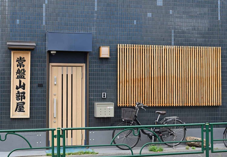 前野町の旧建材店の建物に開かれた常盤山部屋。