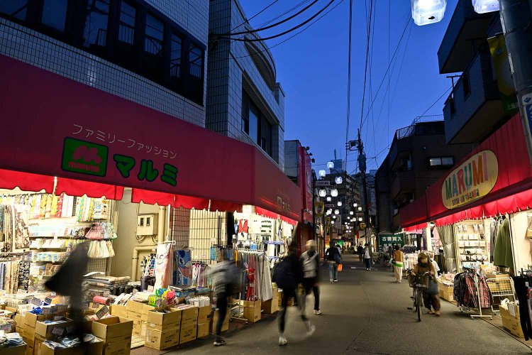 上板橋駅前の商店街、上板南口銀座。両側の『マルミ』は激安衣料品店だ。