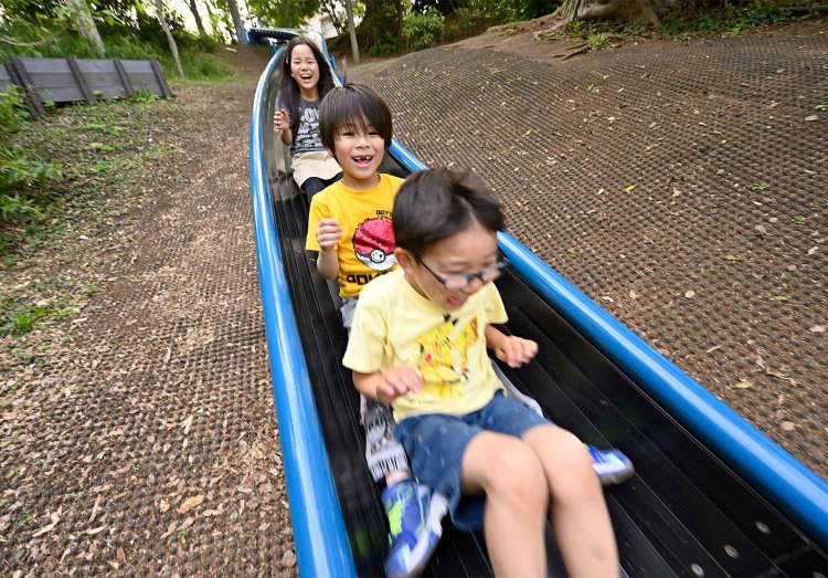 西台公園で人気のすべり台。土地の傾斜を利用した30mのロングコースだ。