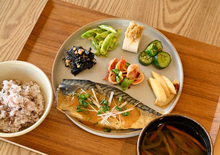 一汁七菜プレート1500円。主菜は肉か魚を選べ、十五穀米ごはんと味噌汁のおかわり自由。この日の主菜は下田から届いたサバの味噌煮だ。