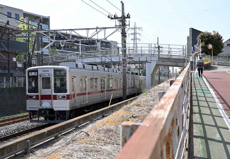 緩やかなアーチの成増跨線橋。車道もあるがカーブが急で車は大変そう。