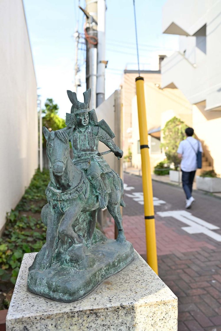 地下鉄赤塚駅出口の脇に、鎌倉古道の道標。小さくも勇ましい武者が導く。