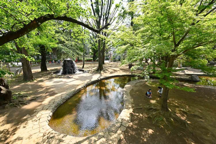 平和公園のへいわの池は、なんとかたちも“へいわ”。写真は「へ」の部分。
