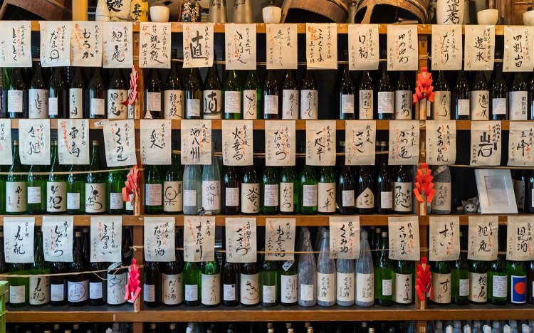 ほとんどのラベルが一本一本手書き。「口の中が花畑」など味の印象を表した張り紙の言葉が面白い。