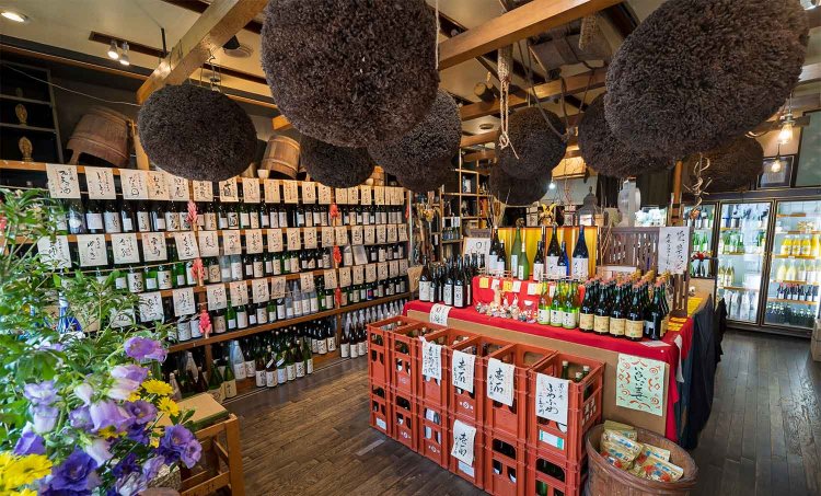 毎週水曜20時～は角打ちを実施する。会員制で面接あり。当日の一見さんはお断り。