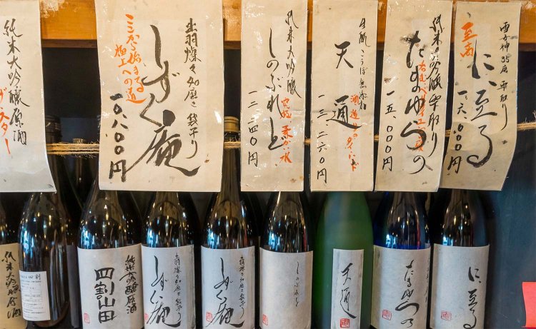 1万円を超える高級酒が常温で並ぶのも珍しい。「このクラスこそ、ぬる燗が最高だね！」と阿部さん。