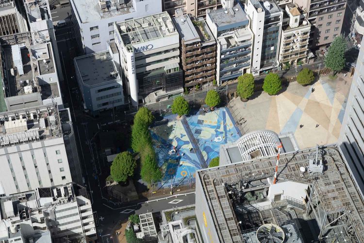 大久保公園のバスケットコートは2022年に全面改修。デザインはストリートアーティスト、FATEによるもの。