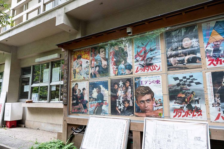 稲荷鬼王神社の隣には昭和初期まで映画館があった。その名残を展示。