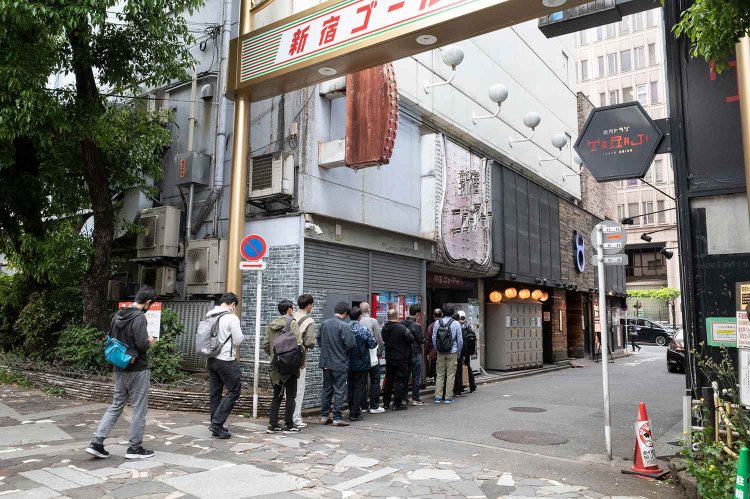 ストリップ劇場前では長い行列を目撃。