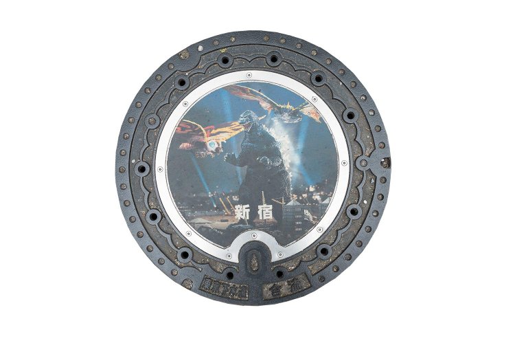 ビル前にあるゴジラのマンホールも要チェック。