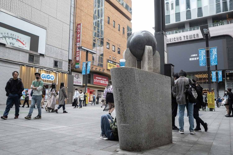 シネシティ広場に建立された歌舞伎町建設記念碑は、新宿区地域文化財。