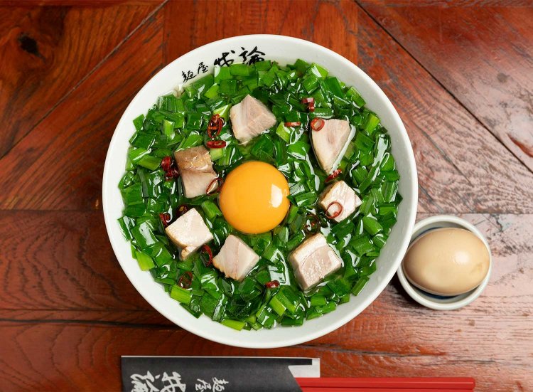 ニラメン1250円 & メーカーズマーク半熟卵150円。