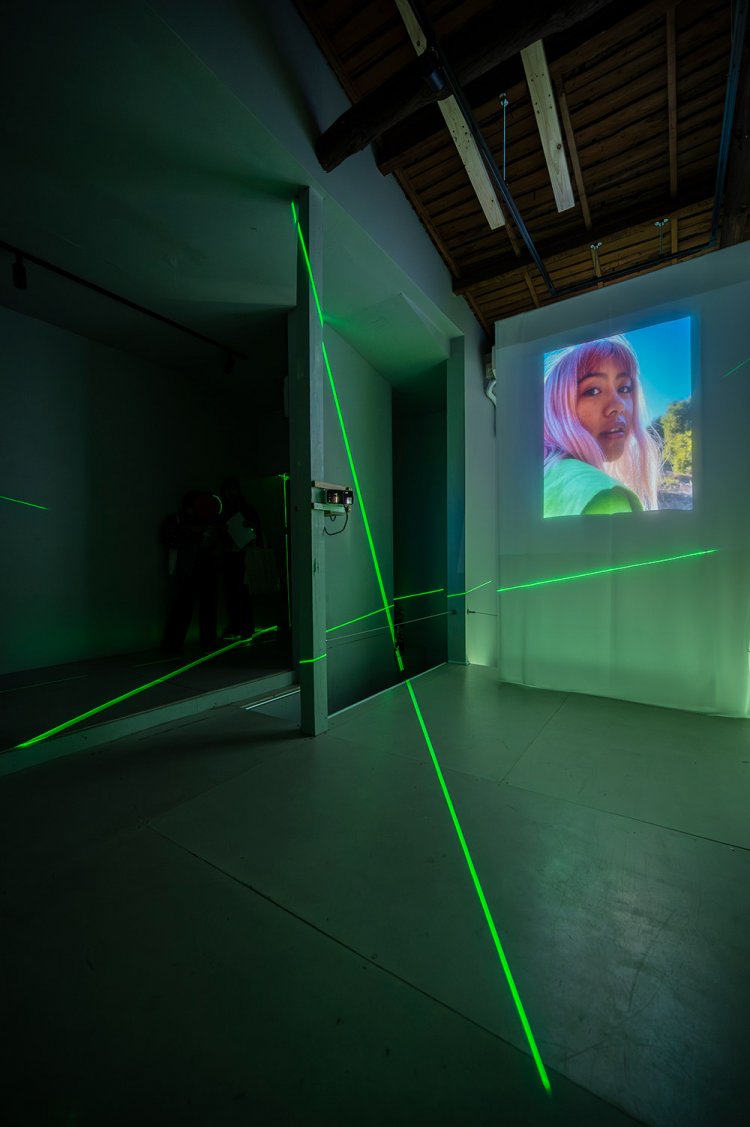 取材時、『デカメロン』の2階ではアーティストコレクティブ｛ ｝が初の展覧会を開催していた。