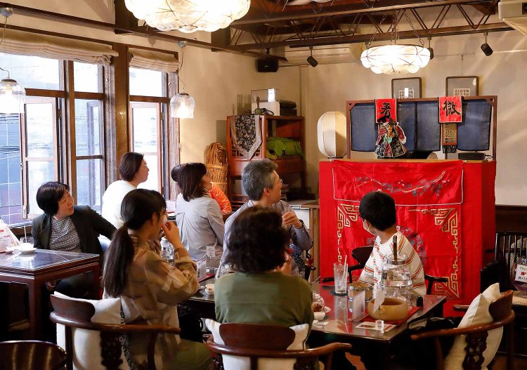 芝居は毎回20分ほど。始まるとお客さんは珍しい布袋戲の妙に見入ってしまう。