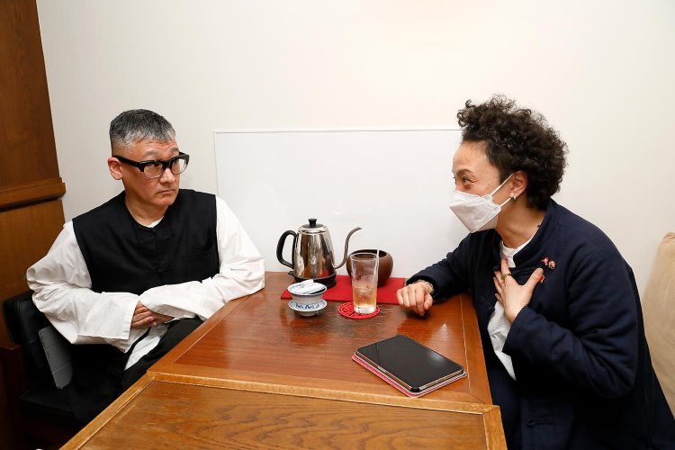 オーナー曾峰英さんと芝居の合間の歓談もしばしば。