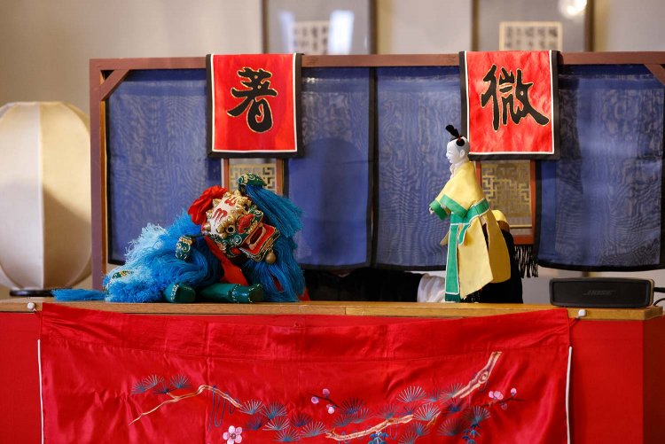 繊細かつ大胆な布袋戲の世界。縁起のいい獅子舞からスタート。獅子に翻弄される使い手使とのやり取りがユーモラス。