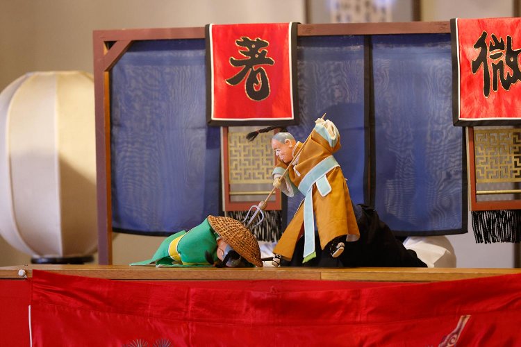 最後はカンフー。武器を手に舞台一杯に所狭しと暴れ回る2体の人形の激しい動きが見事。