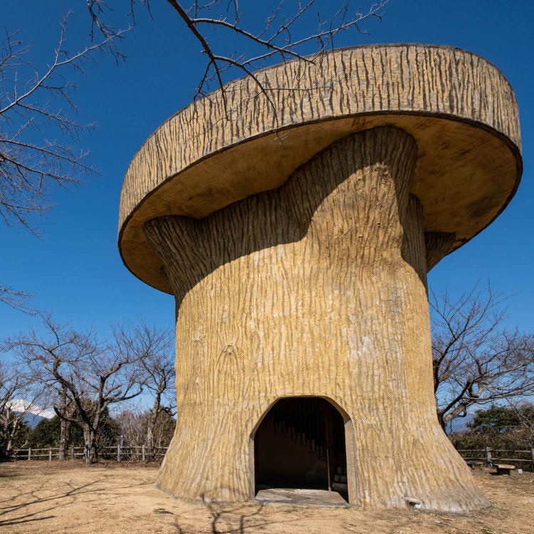 山頂広場にある目を引く展望台。