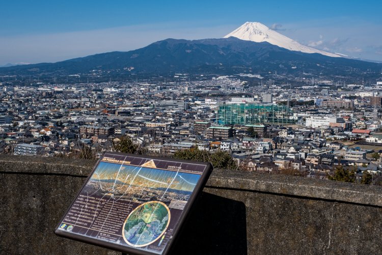 展望台から愛鷹（あしたか）山越しに富士山を望む。東西南北に置かれた解説板は山座同定の助けにもなる。
