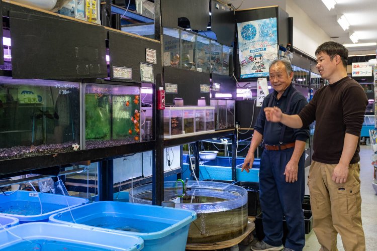 1987年に店を立ち上げた川口久男さん（左）と息子の洋輝さん。知識豊富で気軽に相談に乗ってくれる。