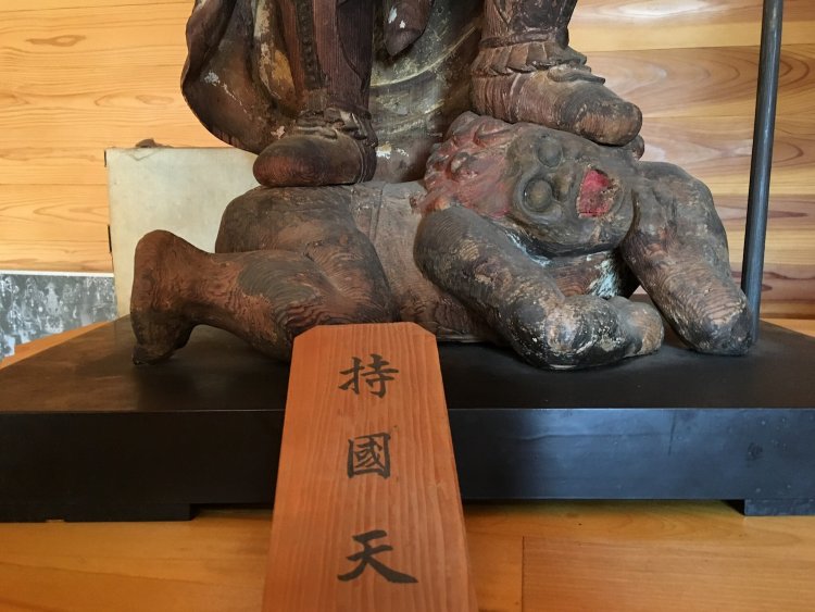 表情豊かな足元の邪鬼にも注目。