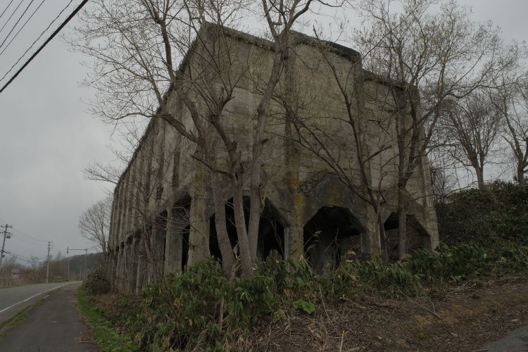 反対側も見る。こちらも3線分のアーチがある。間近で見上げるとかなり大きな施設だと分かる。