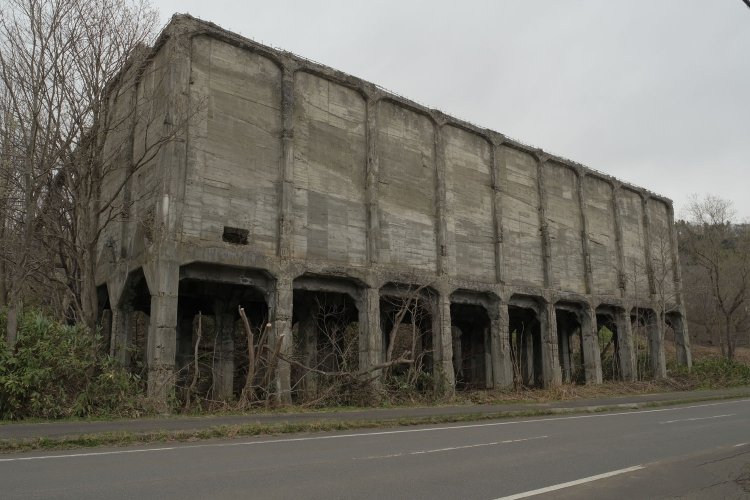 ホッパーのサイドビュー。歩道のすぐ脇に遺構があって、道路から良く見える。内部は入らないほうが身のためだ。