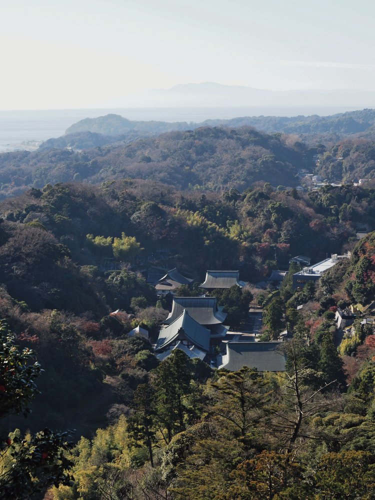勝上献展望台からの眺め。建長寺の背景に相模湾と箱根の山々を望む。コース一番の絶景。