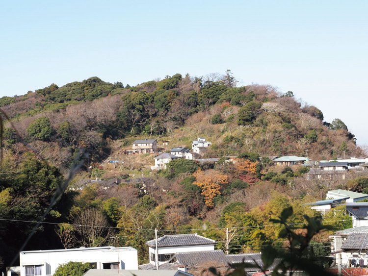 六国見山の中腹には民家が数軒立っている。手入れされた小道を上がって、登山口まで進む。