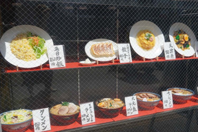 サンプル品もメニュー選びの参考に。麺類からご飯類まで幅広い。