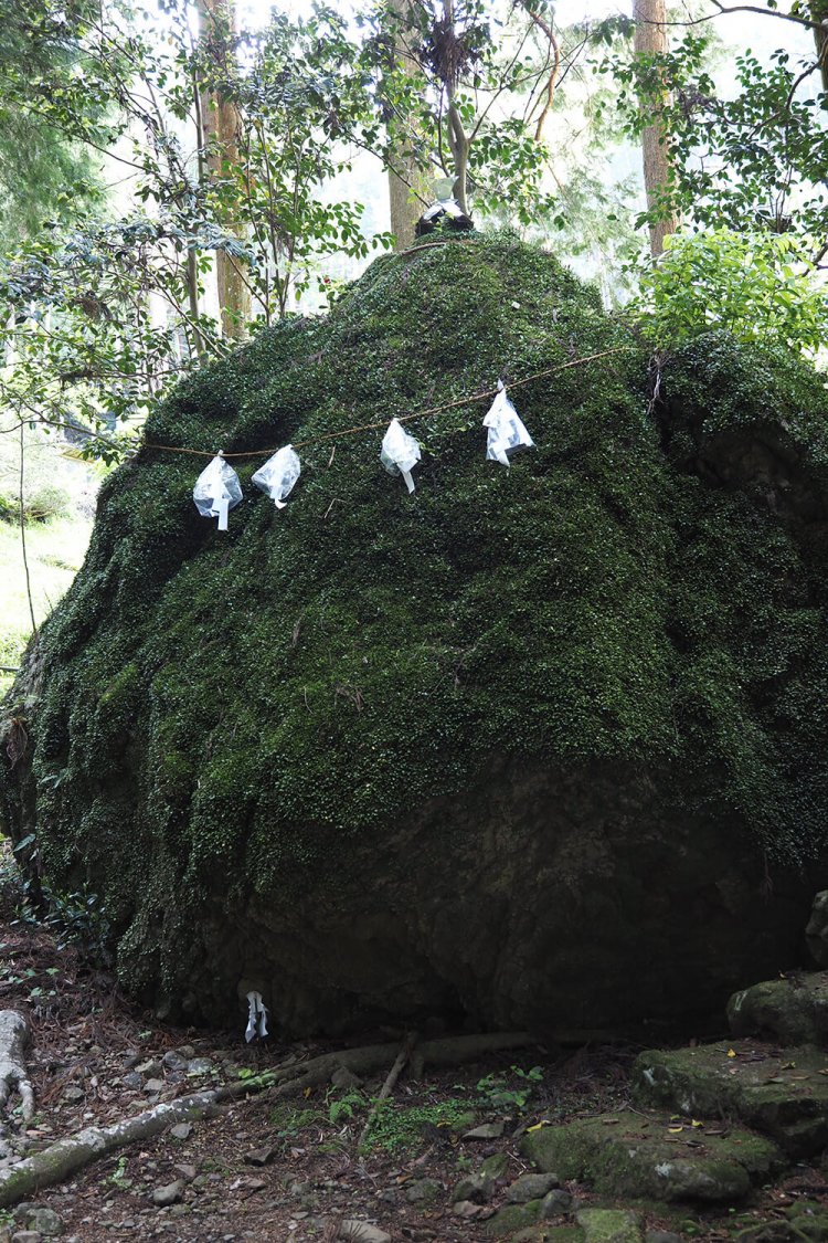 貴布祢伊龍神社の本殿脇に鎮座する巨石。もとはこれがご神体になる。高さはゆうに3mはあるかと思われる。