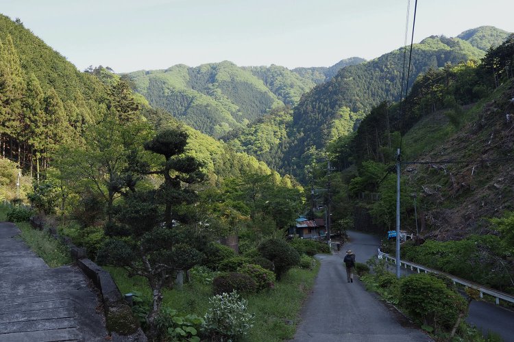 泉沢の集落。古い家と新しい現代の建物が混在している。午後遅くなると、泉沢の西側には日が当たらないようだ。