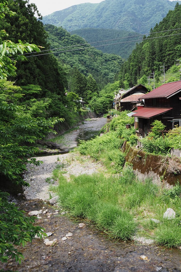 小沢地区の宮ヶ谷戸付近を流れる北秋川。多摩川に注ぐ秋川の支流で、月夜見山の東側が源流部になる。