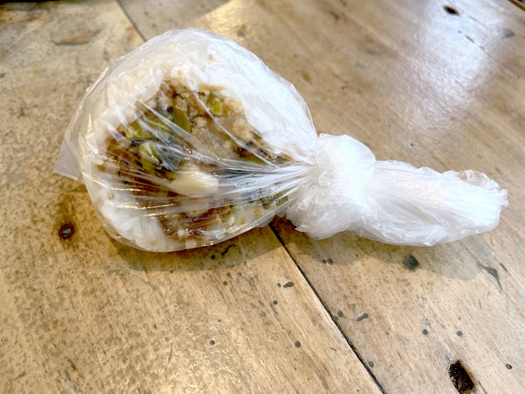 半分食べきれなかったが、そのままビニール袋の口を閉めてお持ち帰り。