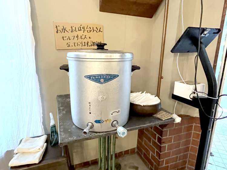 台湾の食堂にありそうな給水器が旅情を刺激する。