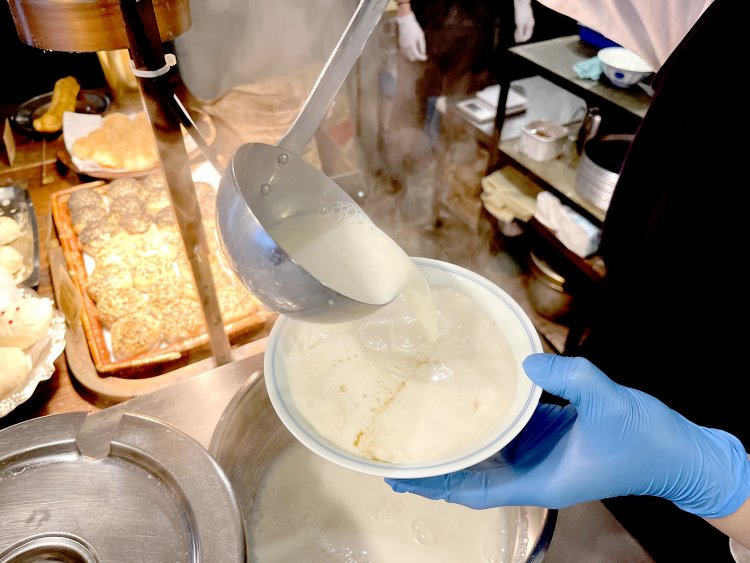 ボウルに注がれるアツアツの豆乳スープ。