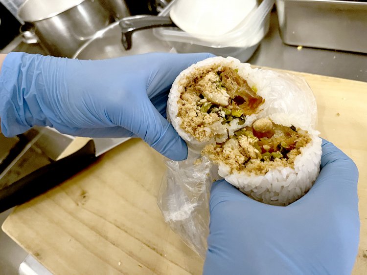 台式おにぎりには2度揚げした揚げパン、自家製肉でんぶと高菜、台湾直送の干し大根、刻んだピーナッツ、煮卵といった具が餅米の中にたっぷり詰まっている。